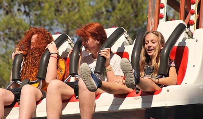 OK CORRAL offre des sensations fortes avec ses manèges palpitants, parfaits pour les amateurs de sensations et les familles. Les jeunes aventuriers s'apprêtent à vivre une expérience inoubliable dans ce parc d’attractions dans le Sud de la France, entourés d'une ambiance festive et conviviale.

OK CORRAL est un parc à thème familial où les enfants peuvent s'amuser sur des attractions adaptées à tous les âges. Les rires et les cris de joie ré
