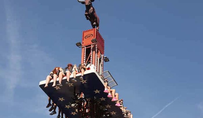 OK CORRAL propose une expérience de sensations fortes avec ce manège à thème western, parfait pour les amateurs de sensations. Les visiteurs s'élèvent dans les airs, entourés d'une ambiance Far West immersive, offrant une journée en famille mémorable au parc d’attractions dans le Sud de la France.
