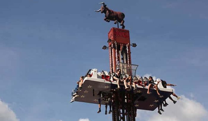 OK CORRAL propose une expérience de sensations fortes avec cette attraction de chute libre, parfaite pour les amateurs de sensations fortes. Les visiteurs s'élèvent au-dessus du parc d'attractions dans le Sud de la France avant de plonger dans une ambiance Far West, offrant une vue imprenable sur le décor immersif et naturel. Idéale pour une journée en famille, cette attraction promet des cris de joie et des souvenirs inoubliables.
