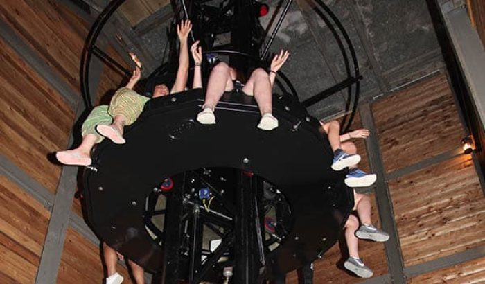 OK CORRAL offre des sensations fortes avec cet incroyable manège à grande vitesse, parfait pour les amateurs de sensations fortes. Situé dans ce parc d’attractions dans le Sud de la France, ce tour palpitant promet une expérience immersive et festive pour toute la famille. Les rires et les cris d'excitation résonnent dans l'ambiance Far West, créant des souvenirs inoubliables lors d'une journée en famille.