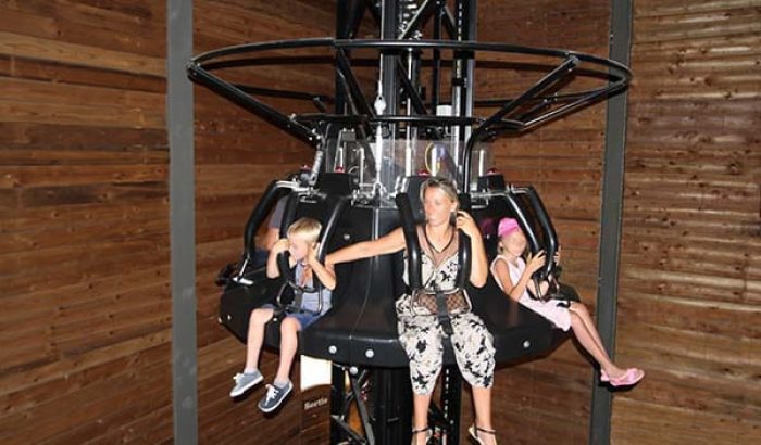 OK CORRAL offre des sensations fortes avec cette attraction suspendue, parfaite pour les familles en quête de divertissement dans un parc d’attractions dans le Sud de la France. Les enfants et les adultes s'amusent ensemble dans une ambiance conviviale et immersive, entourés d'un décor inspiré du Far West. Cette expérience unique garantit une journée en famille inoubliable, remplie d'adrénaline et de rires.