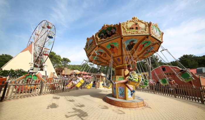 OK CORRAL propose un manège à bascule coloré, parfait pour les enfants, dans une ambiance Far West immersive. Ce parc d’attractions dans le Sud de la France offre des sensations fortes et des manèges pour toute la famille.

Dans le parc OK CORRAL, les familles peuvent profiter d'une grande roue majestueuse, offrant une vue panoramique sur le décor naturel et les animations en plein air. Ce parc à thème familial est idéal pour une journée en famille remplie de divert