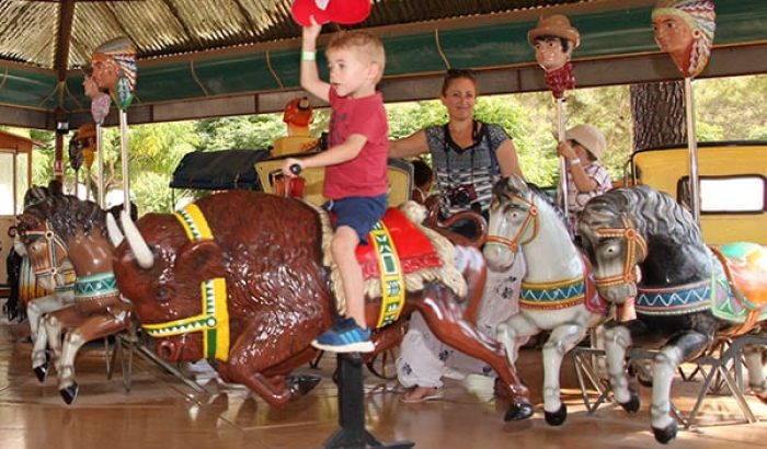 OK CORRAL offre une expérience inoubliable avec ses manèges pour toute la famille, comme ce carrousel coloré. Les enfants s’amusent dans une ambiance Far West immersive, entourés de décors western. Ce parc d’attractions dans le Sud de la France garantit des moments de joie et de rires pour les familles.
