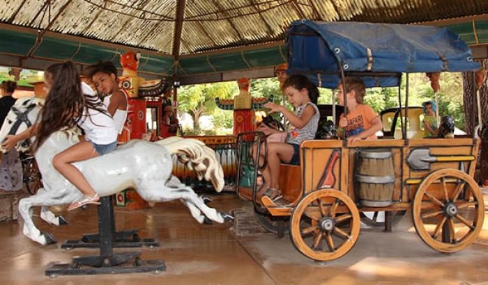 OK CORRAL offre un manège pour toute la famille, où les enfants s'amusent à chevaucher des chevaux et à conduire une voiture de western. Dans une ambiance Far West immersive, ce parc d’attractions dans le Sud de la France garantit une journée en famille pleine de rires et d'animations en plein air. Les décors colorés et festifs ajoutent à l'expérience unique de ce parc à thème familial.
