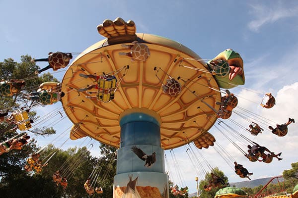 OK CORRAL offre un manège en plein air avec des tortues volantes, parfait pour une journée en famille dans un parc d’attractions dans le Sud de la France. Les enfants s’amusent dans cette ambiance festive et conviviale, où chaque tour promet des sensations fortes et des rires. Ce parc à thème familial garantit des souvenirs inoubliables au cœur d'un décor Far West immersif.