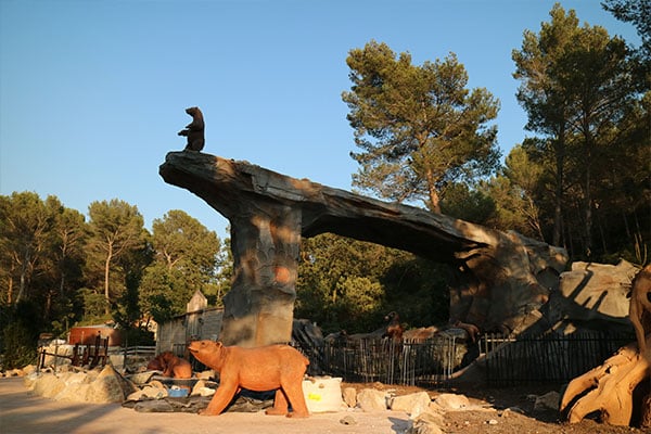 OK CORRAL, un parc d’attractions dans le Sud de la France, offre une ambiance Far West immersive avec des décors naturels. Des sculptures d'animaux en bois, comme des ours, ajoutent une touche conviviale pour les familles et les enfants. Ce parc à thème familial propose des animations en plein air, parfaites pour une journée en famille inoubliable.