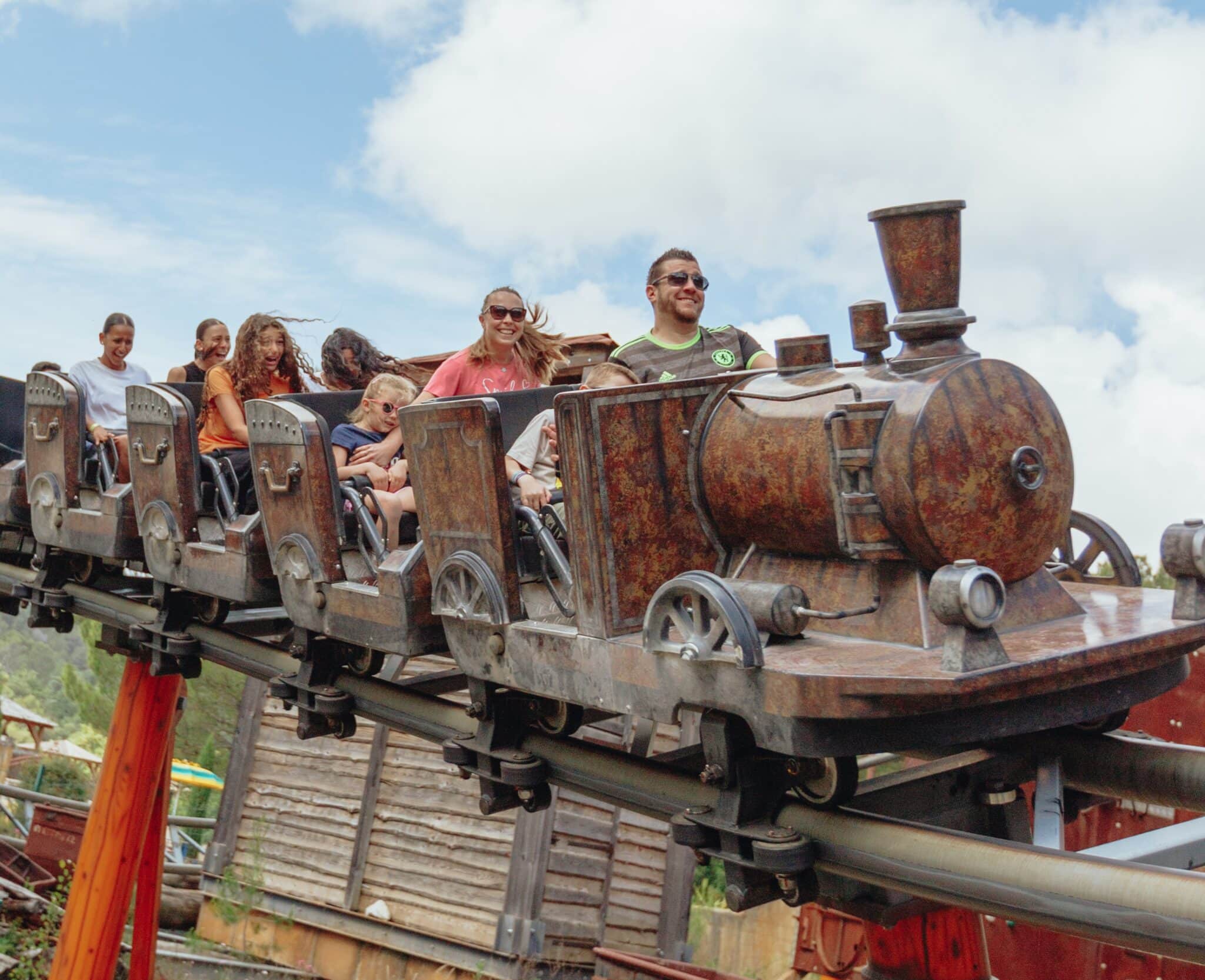 OK CORRAL propose une expérience inoubliable avec ce grand huit inspiré du Far West, parfait pour les familles en quête de sensations fortes dans ce parc d’attractions dans le Sud de la France. Les rires et les cris des enfants témoignent d'une ambiance festive et conviviale, idéale pour une journée en famille.

Dans le parc à thème familial OK CORRAL, les manèges pour toute la famille, comme ce train de la mine, offrent des sensations palpitantes tout en