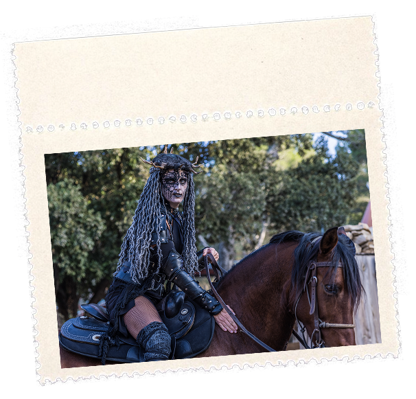 OK CORRAL propose des animations en plein air, illustrées ici par des cavaliers en pleine action. Ce parc à thème familial, situé en Provence, garantit une journée en famille inoubliable. Venez y fêter Halloween durant tout le mois d'octobre.
