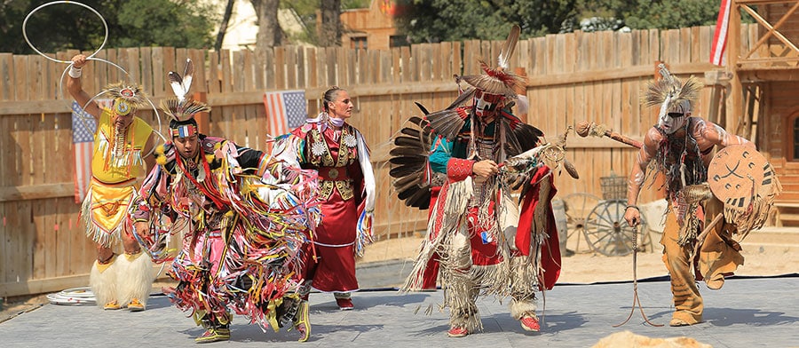 OK CORRAL offre un spectacle western captivant avec des danseurs en costumes traditionnels, parfait pour une journée en famille dans ce parc d’attractions dans le Sud de la France. L’ambiance immersive et festive transporte les visiteurs dans un décor Far West, tandis que les animations en plein air ravissent les enfants et les amateurs de sensations fortes. Cette expérience unique de divertissement en Provence célèbre la culture et l'histoire, faisant d'OK CORRAL un parc à thème familial incontournable.