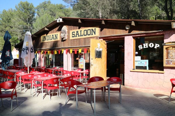 OK CORRAL vous plonge dans une ambiance Far West avec son Indian Saloon, un lieu convivial idéal pour se restaurer en famille. Ce parc d’attractions dans le Sud de la France offre une expérience immersive au cœur du décor western, parfait pour les familles en quête de divertissement en Provence.

Au OK CORRAL, l'Indian Saloon est un point de rencontre animé où les enfants peuvent se détendre après des sensations fortes. Avec ses tables en plein air, c'est l'endroit