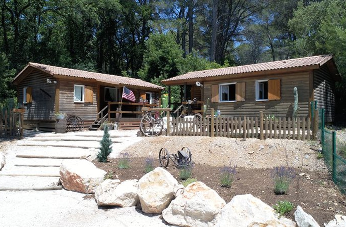 OK CORRAL est un parc d’attractions dans le Sud de la France, offrant des hébergements en bois au décor Far West, idéaux pour une journée en famille. Ces chalets conviviales permettent aux familles de se plonger dans une ambiance western tout en profitant des nombreuses attractions pour enfants.

Dans le parc à thème familial OK CORRAL, les visiteurs peuvent découvrir des zones de détente entourées de paysages naturels, parfaites pour des moments de divertissement en Provence. Les familles apprécier