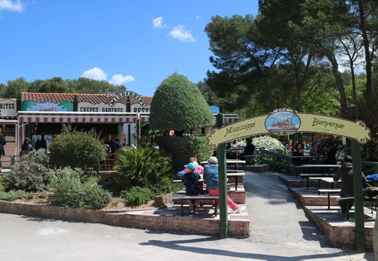 OK CORRAL offre une ambiance conviviale avec son espace de restauration, idéal pour une pause en famille dans ce parc d’attractions dans le Sud de la France. Les visiteurs peuvent savourer des crêpes tout en profitant de l’atmosphère festive et des animations en plein air, parfaites pour les enfants et les amateurs de sensations fortes.

Dans le parc OK CORRAL, le coin Mississippi accueille les familles dans un décor Far West authentique, où les enfants peuvent se détendre tout