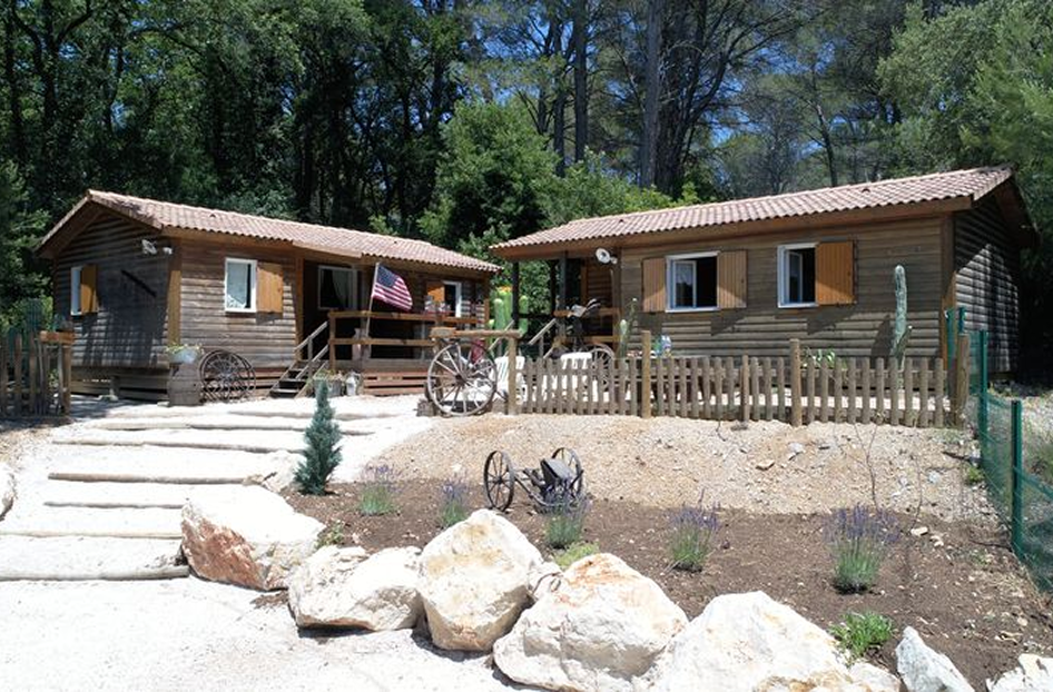 OK CORRAL propose des hébergements confortables dans un décor Far West, parfaits pour une journée en famille dans le parc d’attractions dans le Sud de la France. Ces chalets en bois, entourés de paysages naturels, offrent une ambiance conviviale et immersive, idéale pour les familles souhaitant profiter d'animations en plein air et de sensations fortes.