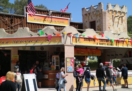 OK CORRAL offre une expérience de parc d’attractions dans le Sud de la France avec son ambiance Far West. Le point de restauration, Rig à Grande, propose des boissons et des en-cas pour toute la famille dans un décor immersif. Ce parc à thème familial est idéal pour les journées en famille, offrant des moments conviviaux et festifs.

Dans le parc OK CORRAL, les visiteurs peuvent profiter d'une variété d'attractions pour enfants, tout en savourant des repas dans