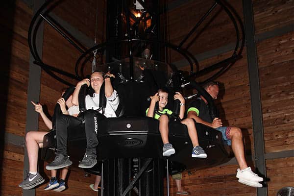 OK CORRAL offre des sensations fortes avec son attraction de type grand huit, idéale pour les amateurs de sensations. Ce parc d’attractions dans le Sud de la France promet une journée en famille inoubliable, avec une ambiance conviviale et immersive. Les enfants s’amusent tout en découvrant des décors inspirés du Far West, créant des souvenirs mémorables.