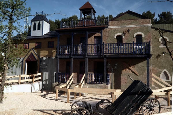 OK CORRAL, parc d’attractions dans le Sud de la France, présente un décor immersif Far West avec des bâtiments typiques. Ce parc à thème familial offre une ambiance conviviale, idéale pour une journée en famille. Les visiteurs peuvent explorer des attractions pour enfants et profiter d'animations en plein air dans cet environnement authentique.

OK CORRAL, parc à thème familial, vous plonge dans une ambiance western unique avec ses décors inspirés du Far West. Ce lieu de divertissement en