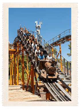 OK CORRAL offre des sensations fortes avec ce grand huit captivant, parfait pour les amateurs de sensations. Situé dans un parc d’attractions dans le Sud de la France, il garantit une journée en famille inoubliable dans une ambiance Far West immersive. Les rires et les cris de joie des enfants témoignent de l'excitation de cette attraction incontournable.