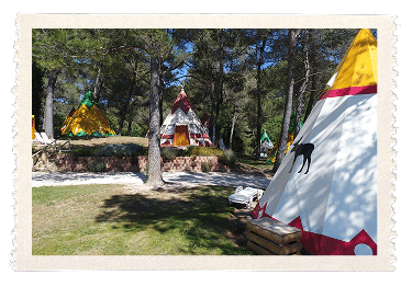 OK CORRAL est un parc d’attractions dans le Sud de la France, offrant des tipis colorés pour une immersion totale dans l'ambiance Far West. Ce parc à thème familial propose un cadre naturel idéal pour des journées en famille, avec des animations en plein air et des zones de détente. Les enfants peuvent explorer cet environnement festif tout en profitant de manèges pour toute la famille.