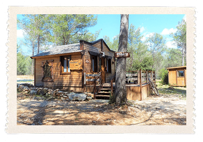 OK CORRAL, parc d’attractions dans le Sud de la France, présente une authentique cabane du Far West, idéale pour les familles en quête d'une journée en famille immersive. Ce décor western, entouré d'un paysage naturel, offre une ambiance conviviale, parfaite pour se plonger dans l'univers des cow-boys et des animations en plein air. Les enfants adoreront explorer cet espace unique, tout en profitant des manèges pour toute la famille à proximité.