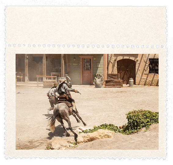 OK CORRAL offre une ambiance Far West immersive avec des spectacles western captivants. Dans cette scène, des cow-boys à cheval ajoutent du dynamisme à l'expérience de ce parc d’attractions dans le Sud de la France, parfait pour les familles et les amateurs de sensations fortes.

OK CORRAL propose des animations en plein air, illustrées ici par des cavaliers en pleine action. Ce parc à thème familial, situé en Provence, garantit une journée en famille inoubliable avec des attractions