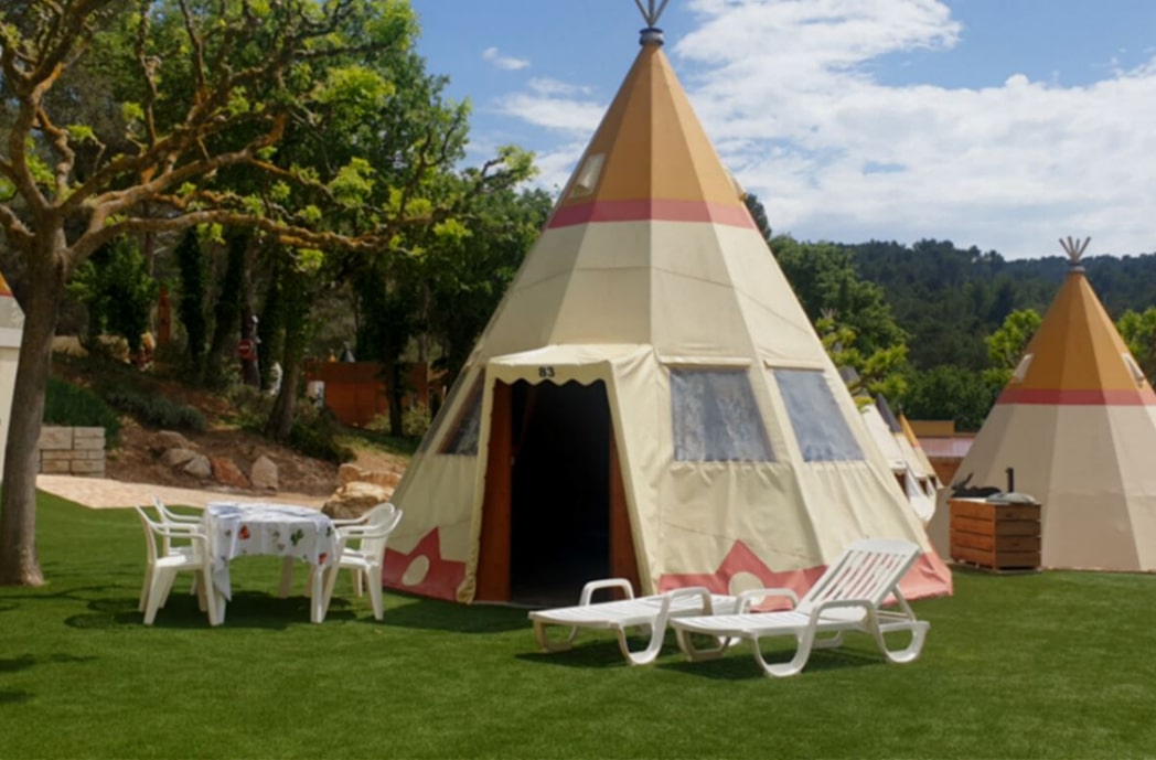 OK CORRAL propose un parc d’attractions dans le Sud de la France avec des tipis colorés, parfaits pour une journée en famille. Ces hébergements uniques offrent une ambiance Far West immersive, idéale pour les enfants et les amateurs de sensations fortes.

Dans ce parc à thème familial, les visiteurs peuvent profiter d'animations en plein air, notamment des spectacles western captivants, tout en se détendant sur la pelouse verdoyante. Les manèges pour toute la famille sont
