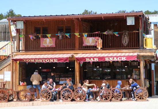 OK CORRAL propose un espace de restauration convivial dans une ambiance Far West, idéal pour une pause lors de votre journée en famille. Les visiteurs peuvent déguster des en-cas tout en profitant de l'atmosphère immersive du parc d’attractions dans le Sud de la France. Ce parc à thème familial offre une expérience unique avec des décors typiques du western, parfaits pour les amateurs de sensations fortes et les enfants.