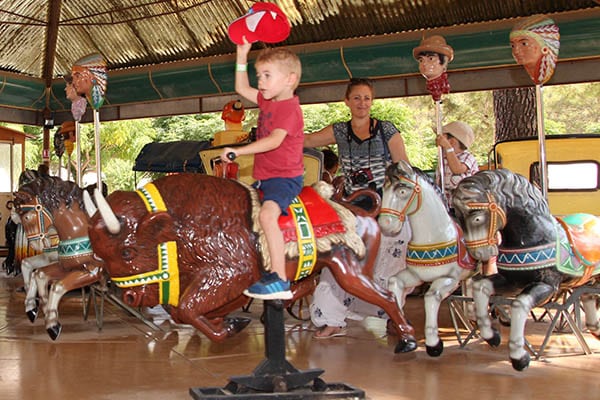 OK CORRAL offre une expérience inoubliable dans son parc d’attractions dans le Sud de la France, où les enfants s'amusent sur des manèges pour toute la famille. Ce carrousel au décor Far West permet aux plus jeunes de vivre des sensations fortes tout en profitant d'une ambiance conviviale. Les familles peuvent se retrouver autour de ce manège coloré, parfait pour une journée en famille remplie de divertissement en Provence.