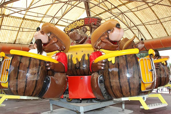 OK CORRAL propose une expérience inoubliable avec ses manèges pour toute la famille, comme les ours dansants qui raviront les enfants. Ce parc d’attractions dans le Sud de la France offre une ambiance conviviale et festive, parfaite pour une journée en famille. Les décorations évoquent le Far West, créant un cadre immersif pour le divertissement en Provence.